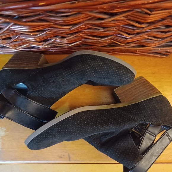 Like new - fab ladies - uber comfy Dr. Scholl's booties! - Picture 3 of 6